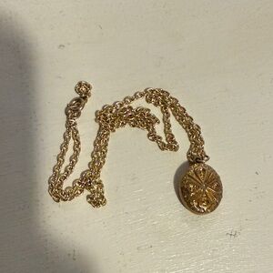 Elegant vintage Gold colored Pendant Necklace on chain